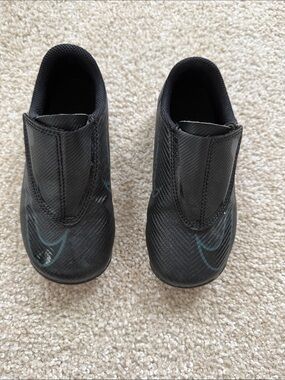 Nike Kids Black Mercurial Vapor soccer cleats  size 10c
